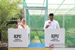 Pj Gubernur Babel mencoblos bersama isteri di TPS 17 Kelurahan Padang Lama