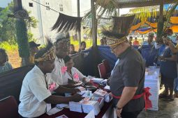 Gubernur Musa'ad gunakan atribut Papua saat mencoblos di TPS 32 Sorong