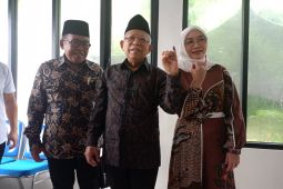 Wapres Ma'ruf dan istri pamer jari kelingking usai gunakan hak pilih
