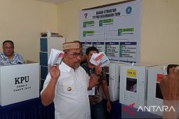 Gubernur Maluku dan Istri salurkan  hak pilih di TPS 01 Tihu Kota Ambon
