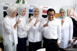 Cak Imin celupkan jari telunjuk ke tinta pemilu simbolkan angka satu