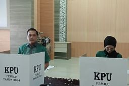 Wali Kota Aditya salurkan hak suara di TPS 10 Komet