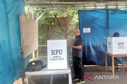 Pj Bupati Belitung mencoblos di TPS 01 Lesung Batang