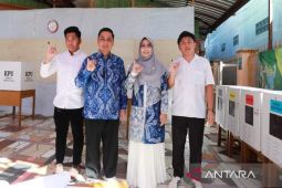Wali Kota Banjarmasin nyoblos di TPS 03 Banjar Indah, Wakil Wali Kota di TPS 03 Cempaka