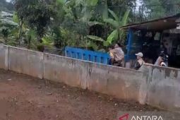 Personel Polsek Gegerbitung gendong seorang lansia yang ingin mencoblos di TPS