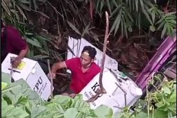 KPU Blitar ganti kotak suara yang rusak imbas mobil pengangkut jatuh