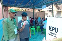 Melihat antusiasme pemilih disabilitas di Jember saat mencoblos