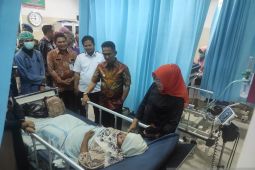 Akibat kelelahan, petugas-petugas TPS di Balikpapan dilarikan ke rumah sakit