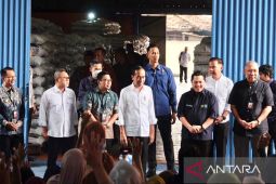 Bupati Bekasi dampingi Presiden serahkan bantuan beras