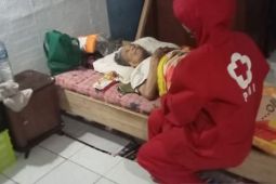 Tim PMI dan BPBD Sukabumi evakuasi perempuan lansia terjebak banjir di dalam rumahnya