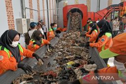 Mengolah sampah untuk dapat nilai tambah