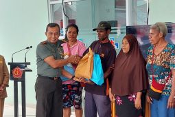 Rumah Sakit Aryoto Sorong bagikan 300 paket sembako untuk masyarakat