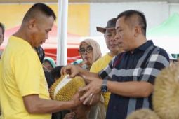 Pemkab Karawang beri bimtek dukung kembangkan potensi durian lokal agar lebih dikenal