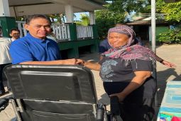 Tanah Bumbu Regent helps disabilities with wheelchairs