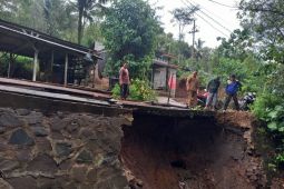 BPBD Trenggalek pasang pengaman di jalur rusak akibat tanah longsor