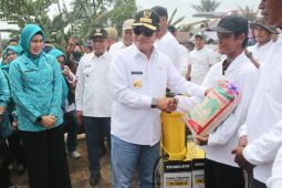 Pj Gubernur bantu petani di Asahan guna tingkatkan produksi