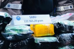 Hakim vonis pengedar sabu-sabu enam tahun enam bulan penjara