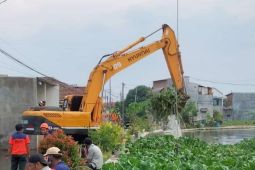 BPBD Jatim kerahkan alat berat bersihkan eceng gondok di Sidoarjo