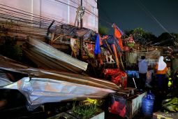 Personel Polresta Bandung dikerahkan evakuasi puing puting beliung