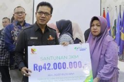 Pemkab Bandung serahkan santunan bagi 19 petugas pemilu meninggal dunia