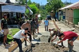 TNI bantu warga bangun jalan dan talud pada sembilan lokasi di Kota Ambon