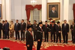 Jokowi lantik Hadi sebagai menko polhukam dan AHY jadi menteri ATR