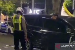 Terobos lampu merah Raya Darmo, pengendara tabrak dua mobil