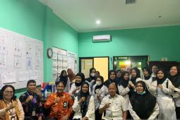 Deputi Bidang Pengendalian Penduduk BKKBN RI tinjau pelayanan KB di puskesmas Sijuk