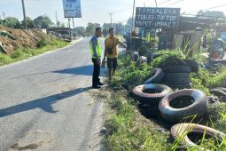 Tabrak tumpukan ban, mobil angkutan penumpang terbalik, 6 pelajar luka-luka