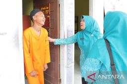 PKK Babel menyerahkan bansos ke penyandang disabilitas mental