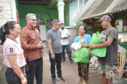 Bupati Gianyar bagikan sembako bagi keluarga kurang mampu