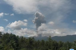 Gunung Dukono muntahkan abu setinggi 2,7 kilometer