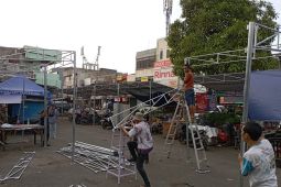 Perumda pastikan tenda lapak pedagang Pasar Anyar terpasang