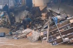 Tiga bangunan ruko di Pasar Rebo longsor terkena gerusan aliran Kali Baru