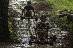 Permainan tradisional Kadaplak di Kampung Pasir Angling