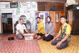 Kasat Intelkam Polres HSS kunjungi anggota KPPS sakit kelelahan