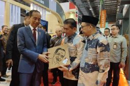 Pj Wali Kota Pontianak serahkan lukisan dari ampas kopi ke Presiden