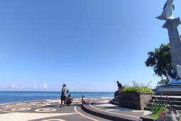 Wisatawan padati Pantai Lovina saat umanis Galungan