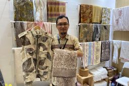Pelaku UMKM olah rami jadi kain batik di Inacraft 2024