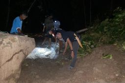 Longsor putus akses lintas Sulawesi di Gorontalo Utara