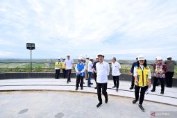 Jokowi meninjau perkembangan pembangunan Kantor Presiden di IKN