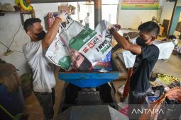 Daur ulang limbah APK Pemilu di Medan