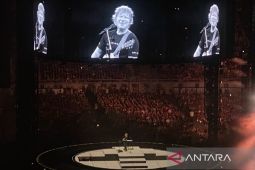Ed Sheeran buka konser sambil nyanyikan "Tide"