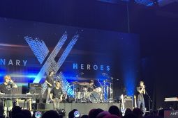 Xdinary Heroes terharu saat diberi kejutan Villains Indonesia