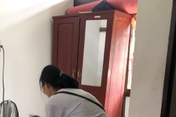Kaum muda Kalbar menyalurkan bantuan kepada panti sosial