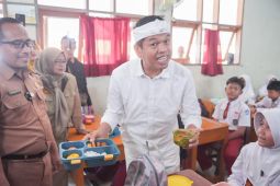 Dedi Mulyadi simulasikan program makan siang gratis Prabowo-Gibran kepada pelajar SD