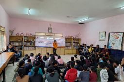 BRI Insurance menyalurkan bantuan gizi anak ke yayasan di Cianjur