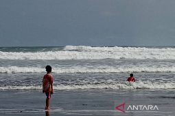 Waspadai potensi gelombang tinggi di laut selatan Jawa Barat hingga DIY