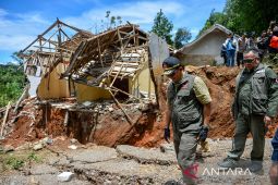 Bantuan bagi pengungsi bencana pergerakan tanah di kabupaten Bandung Barat