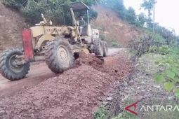 Dinas PUPR bersihkan jalan tertimbun tanah longsor di Abdya